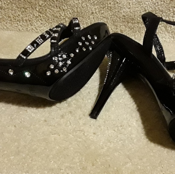 Black high heels - Picture 2 of 3